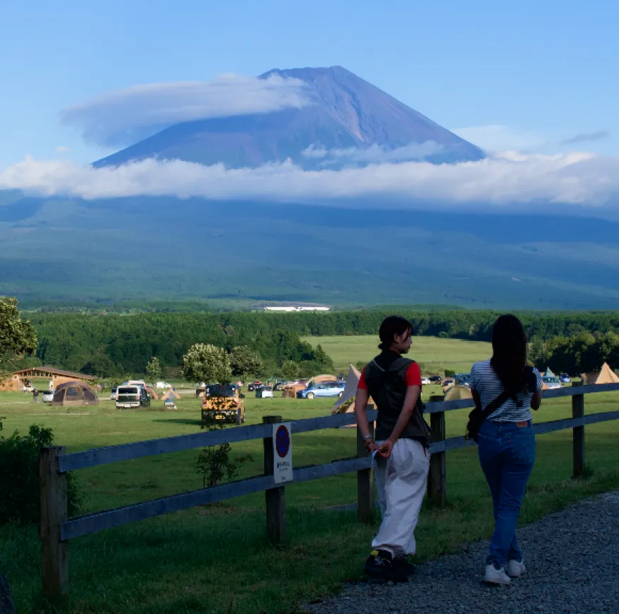 富士山の周辺を歩く二人